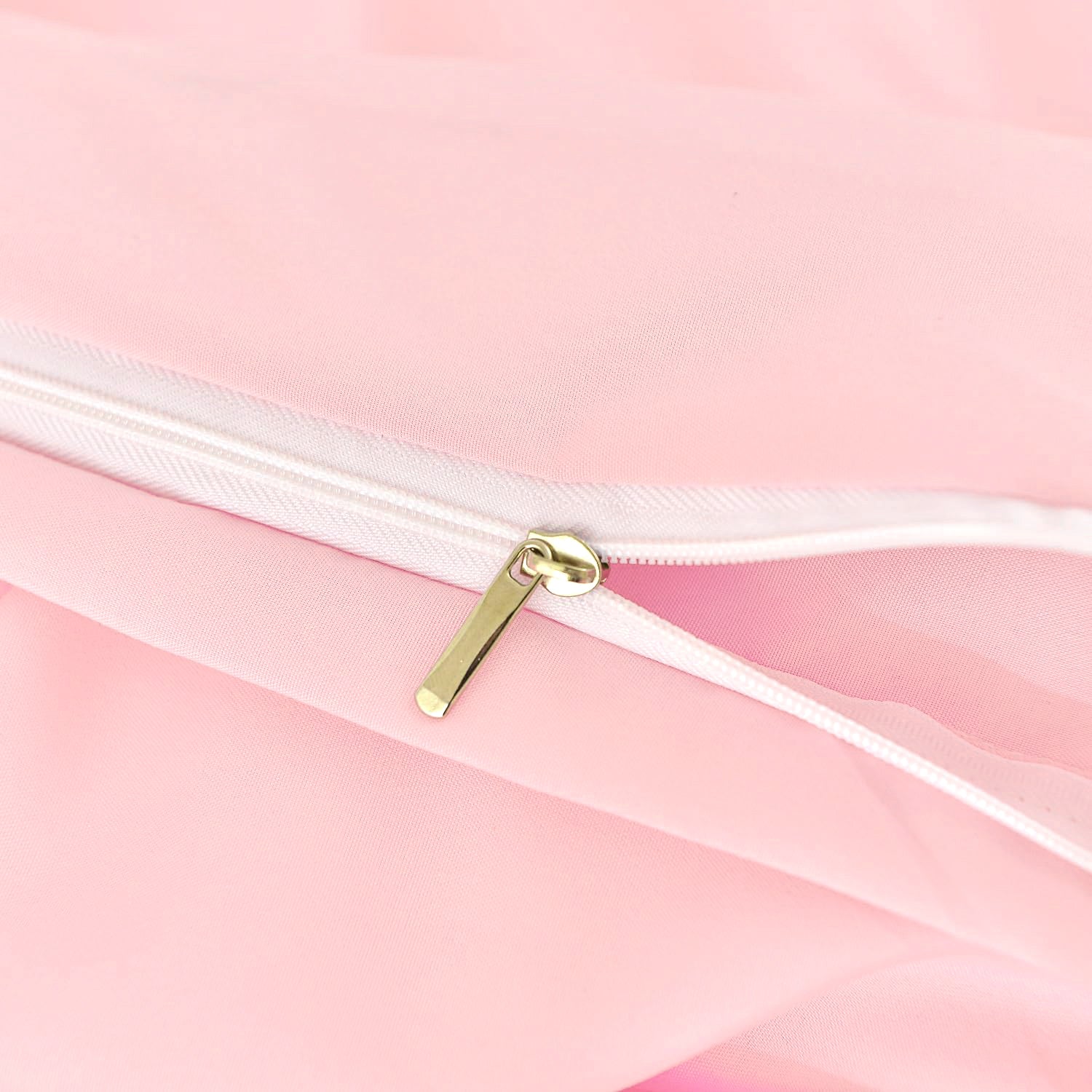 This High-quality White And Pink Oversized Solid Color Duvet Cover Set Includes One Duvet Cover And Two Pillowcases. Its Universally Appealing Design Creates A Warm And Cozy Atmosphere For Any Campus