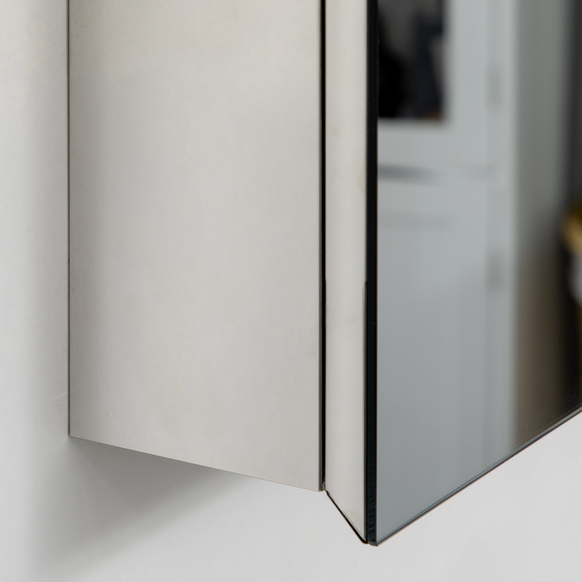 Wall Mounted Bathroom Medicine Cabinet Mirrored Cabinet with Hinged Door 3-Tier Storage Shelves Silver